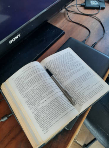 stylo plume sur un livre